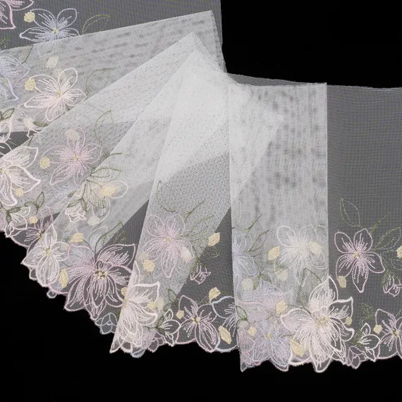 Вышивка на сетке молочно-белая (левая) 22 см