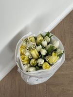 Букет из 21 белых, лимонных тюльпанов и ромашек