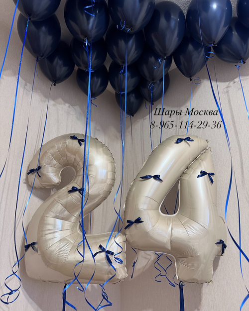 Бежевые шары с бантами и шарами под потолок