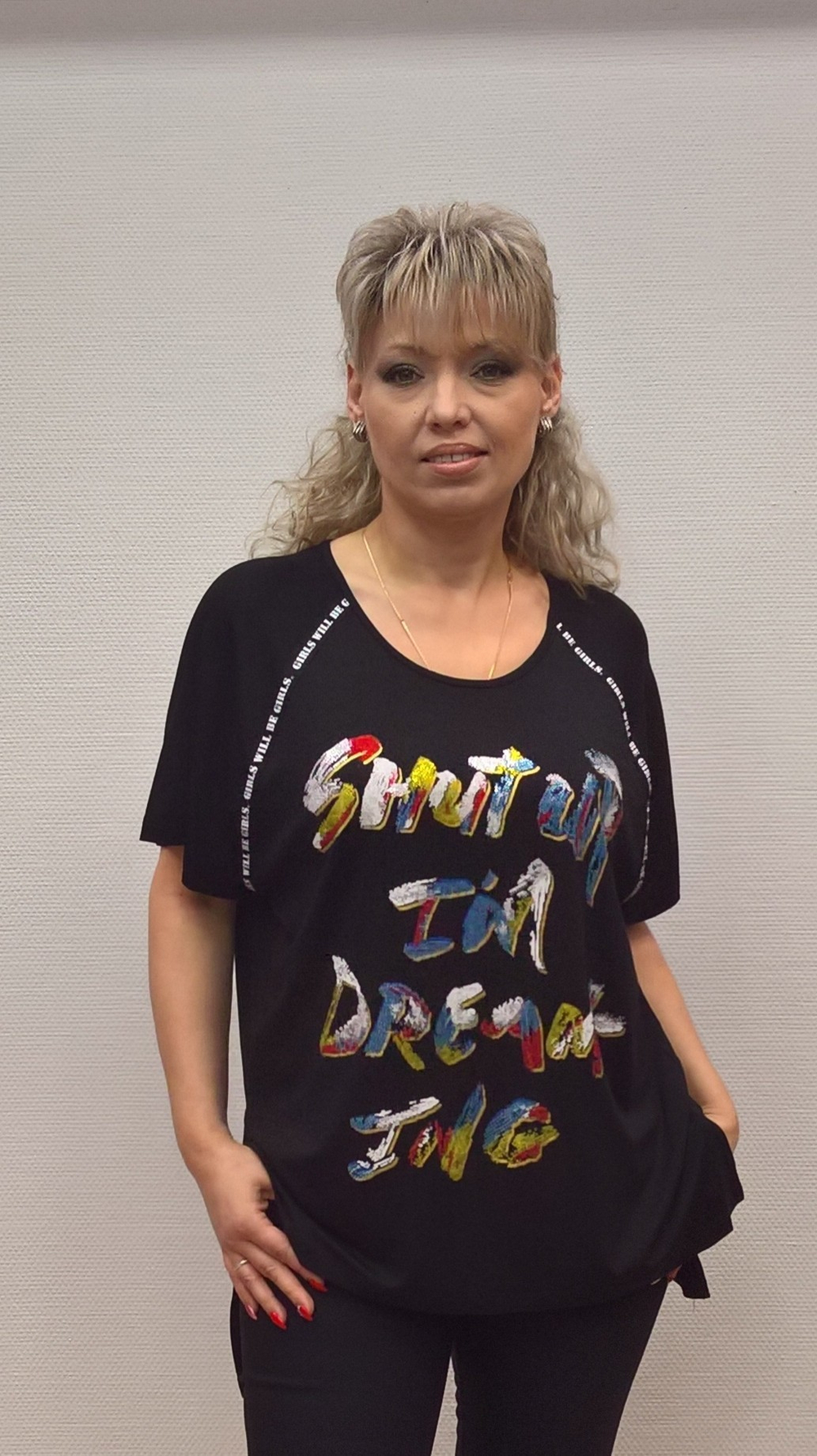 Черная футболка со стразовыми цветными буквами