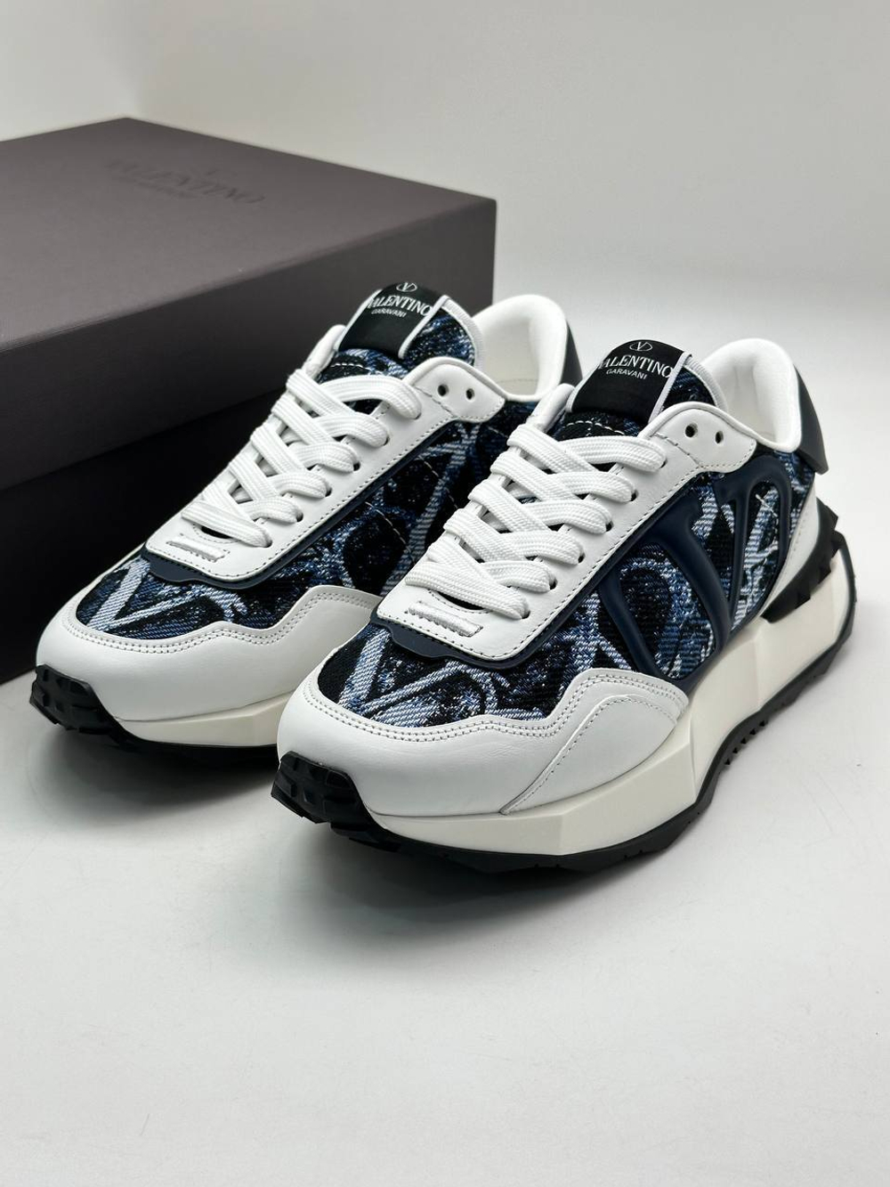 Кроссовки Valentino