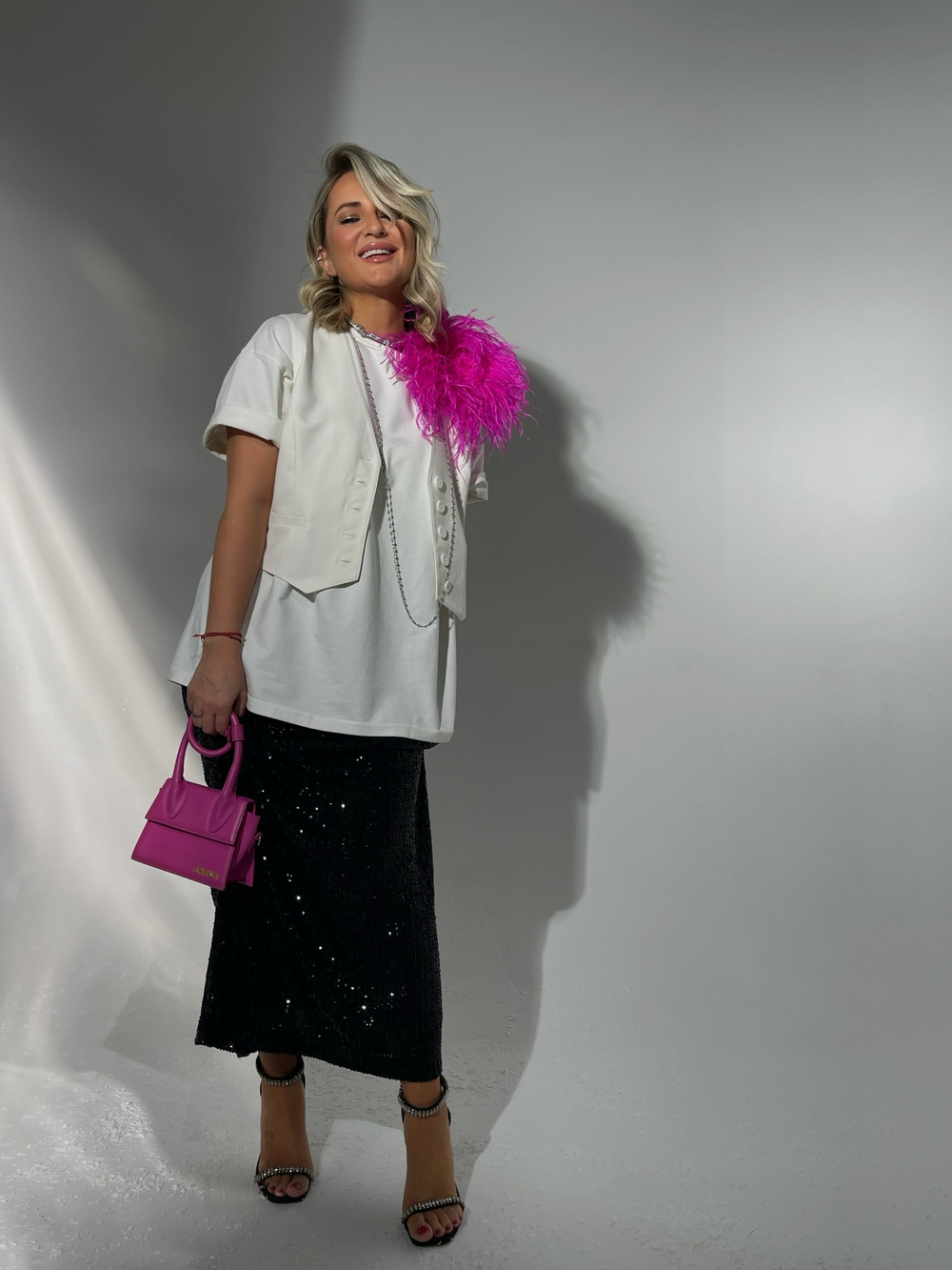 Брошь с перьями фуксия