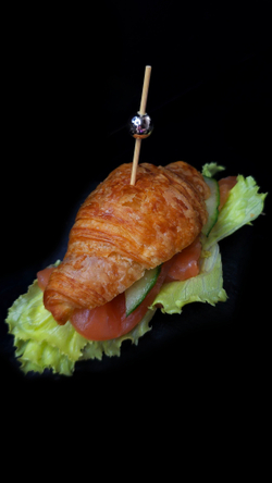 Сливочный круассан с семгой и салатом Айсберг