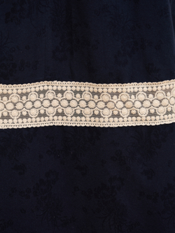 Платье с кружевными вставками