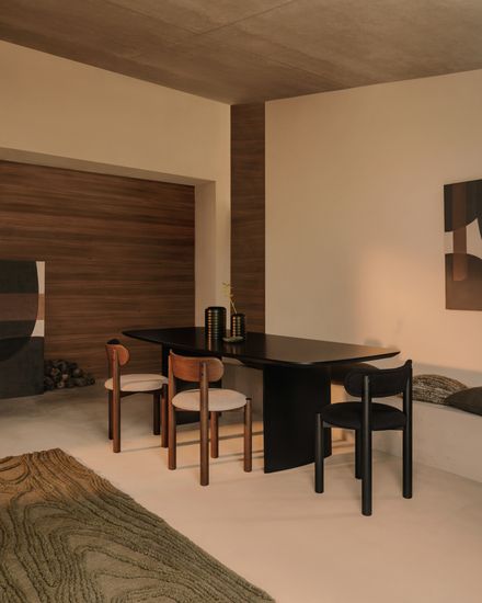 Стул Nebai из черной синели с каркасом из массива дуба и черной отделкой FSC MIX Credit Испания La Forma