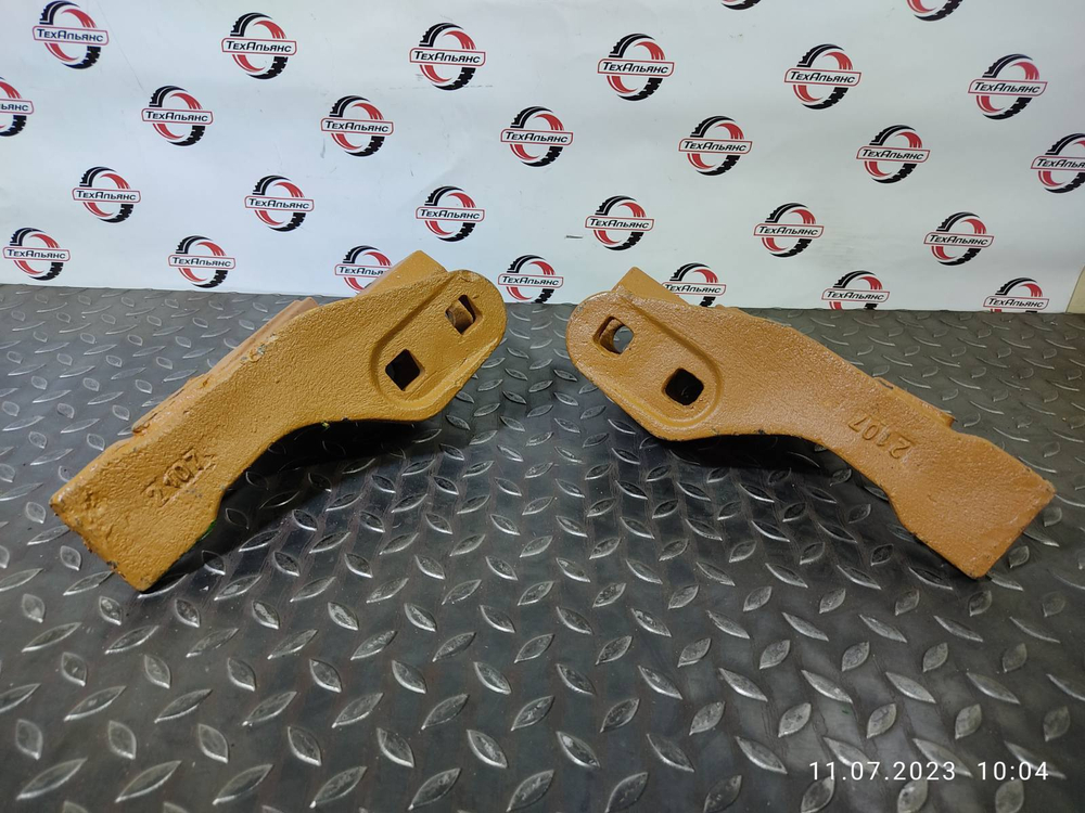 Зуб болтовой BU-O630302 боковой правый