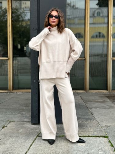 Бежевый трикотажный костюм с широкими резинками