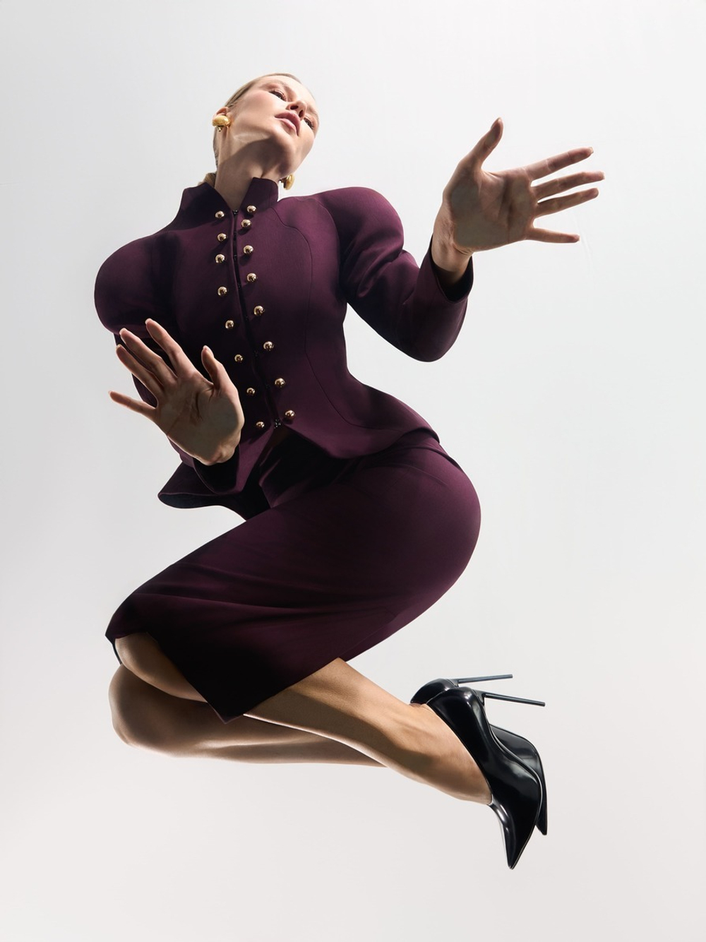 Жакет приталенный с золотыми пуговицами из вискозы