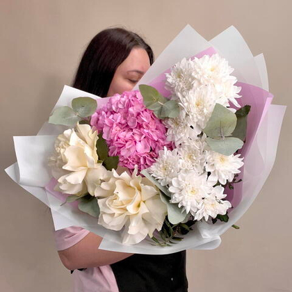 Нежный бело-розовый букет с французскими розами, гортензией и хризантемами