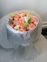 Букет из кустовых пионовидных роз и лизиантуса