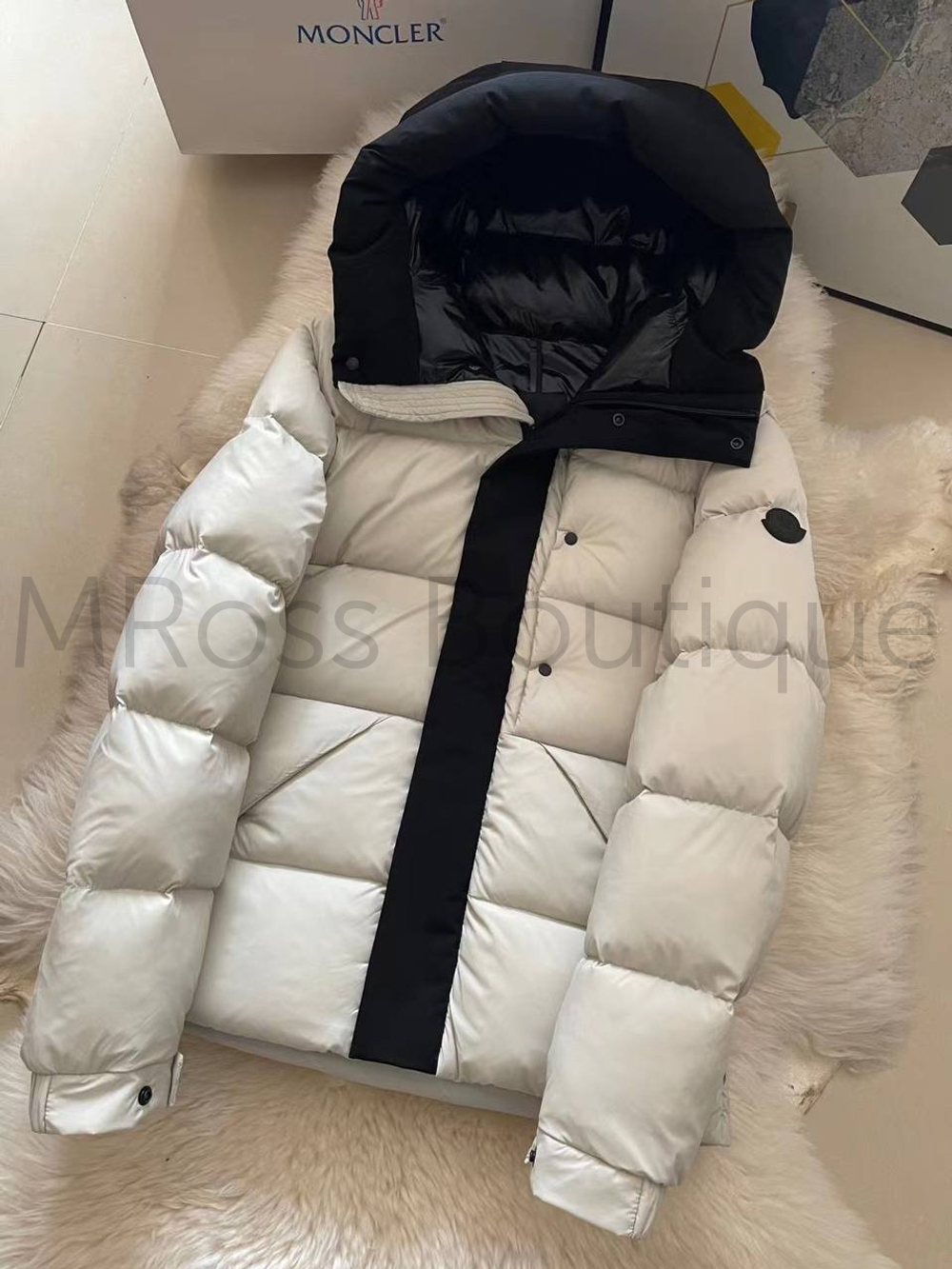 Белый мужской пуховик Moncler Madeira с черным капюшоном (Монклер)