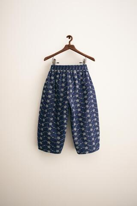ZARA TIMELESS — БРЮКИ СВОБОДНОГО КРОЯ С ВЫШИВКОЙ В ВИДЕ ЦВЕТОВ, СИНИЙ