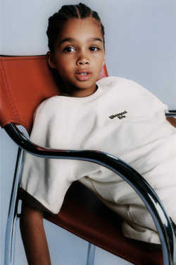 ZARA КОМПЛЕКТ ИЗ ФУТБОЛКИ И БРЮК-ДЖОГГЕРОВ С НАДПИСЬЮ, ЭКРЮ