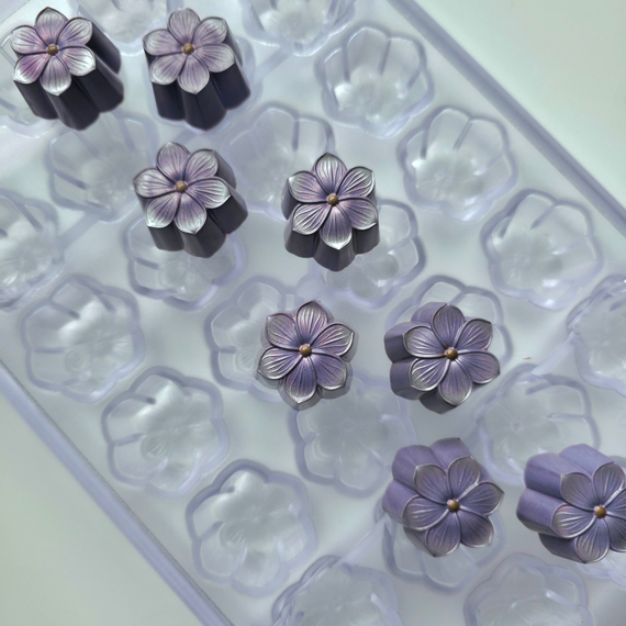 1038 | Форма для шоколадных конфет "Шестилистник" (275*175 мм)