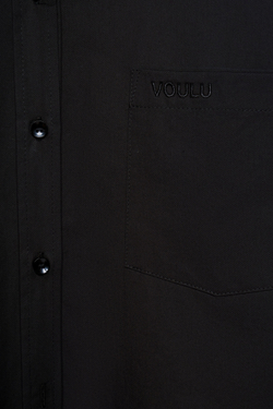 Черная рубашка с логотипом