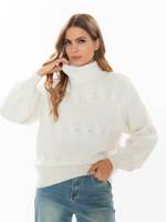 Женский джемпер белый с высоким воротом и объёмным узором