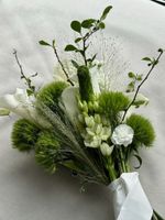Свадебный букет из диантусов, орнитогалума, паникума, маттиолы и калл