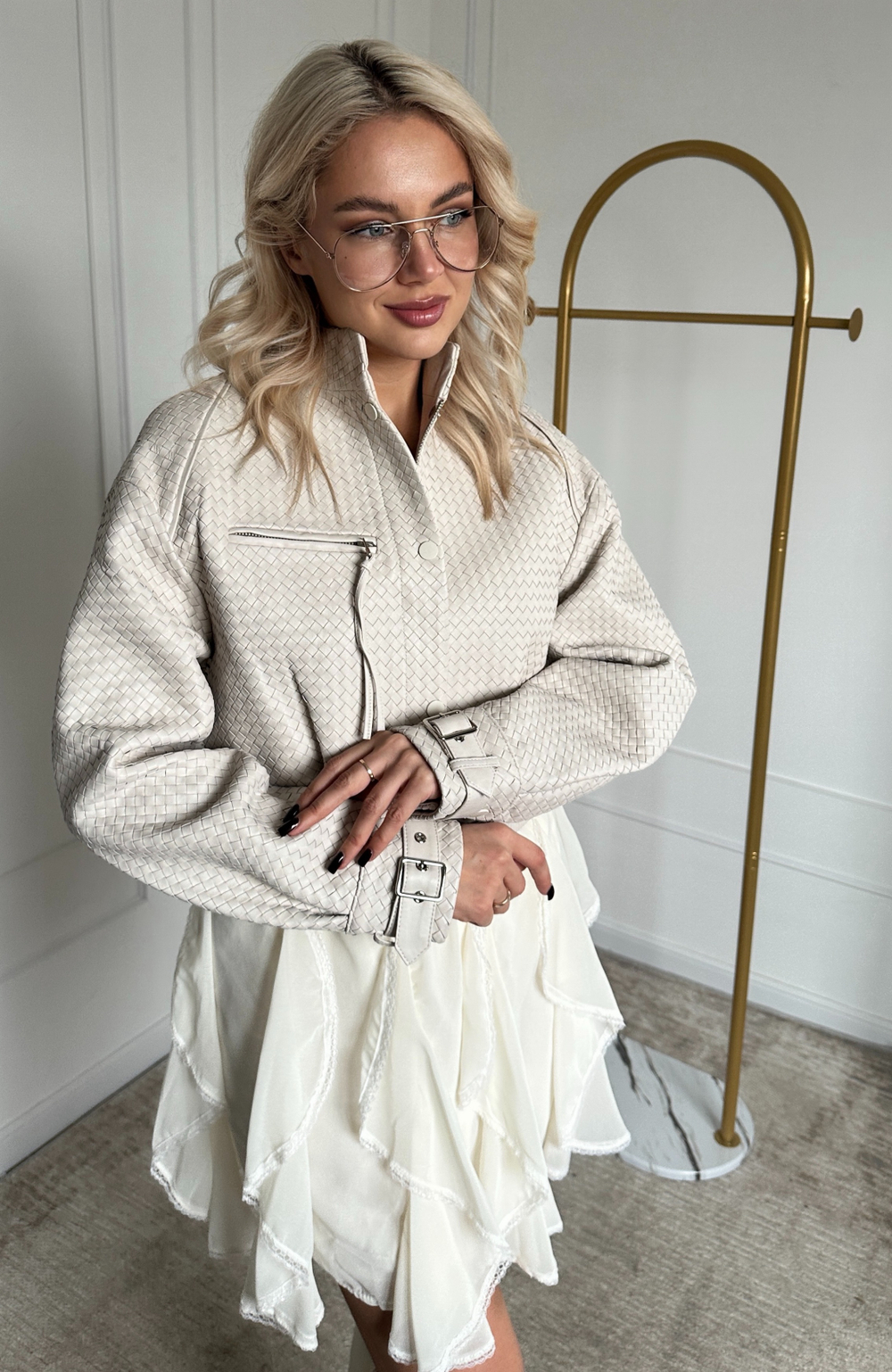 Плетеный кожаный бомбер в молочном цвете