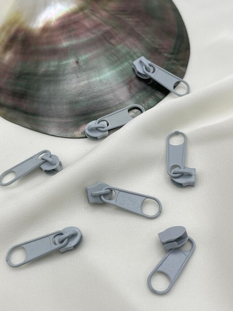 Собачка / бегунок для молнии светло-серый 6,5 мм