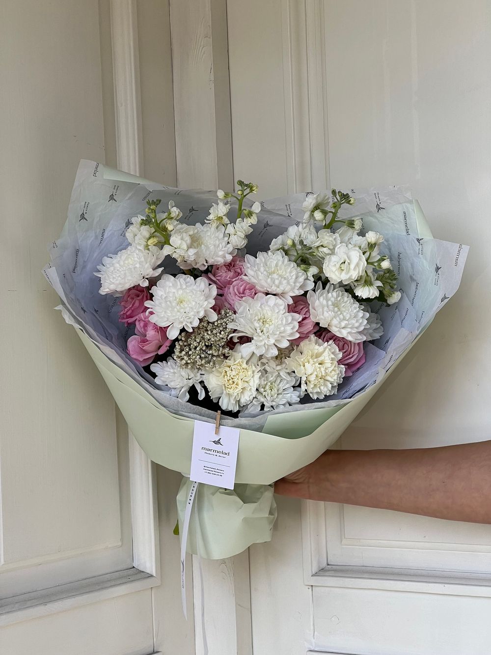 Букет из кустовой пионовидной розы, хризантемы и кустовой маттиолы