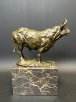 Бронзовая скульптура «Бык на постаменте»