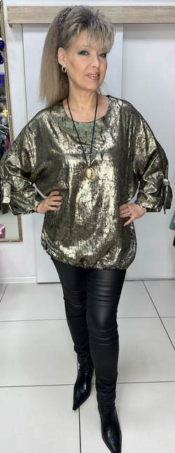 Нарядный блузон-туника с подвеской в золотом цвете