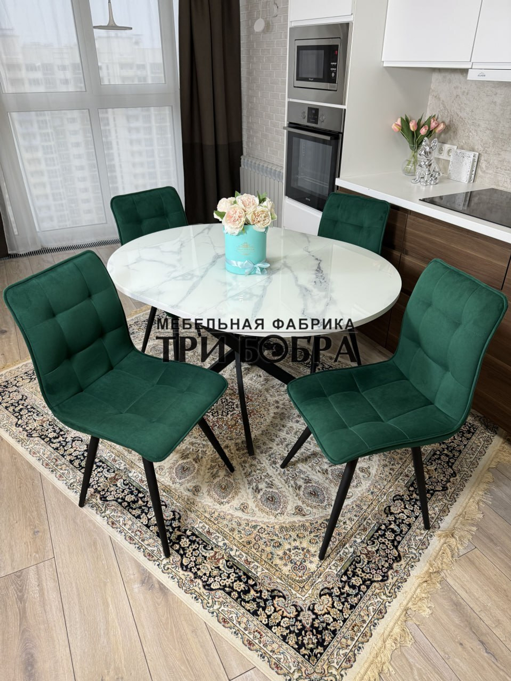 Круглый стеклянный раздвижной стол "Серый мрамор 262" и стулья "ГУЧИ" изумруд