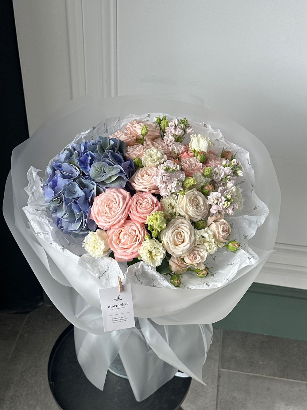 Букет сборный из гортензии, кустовых пионовидных роз, лизиантуса и маттиолыы