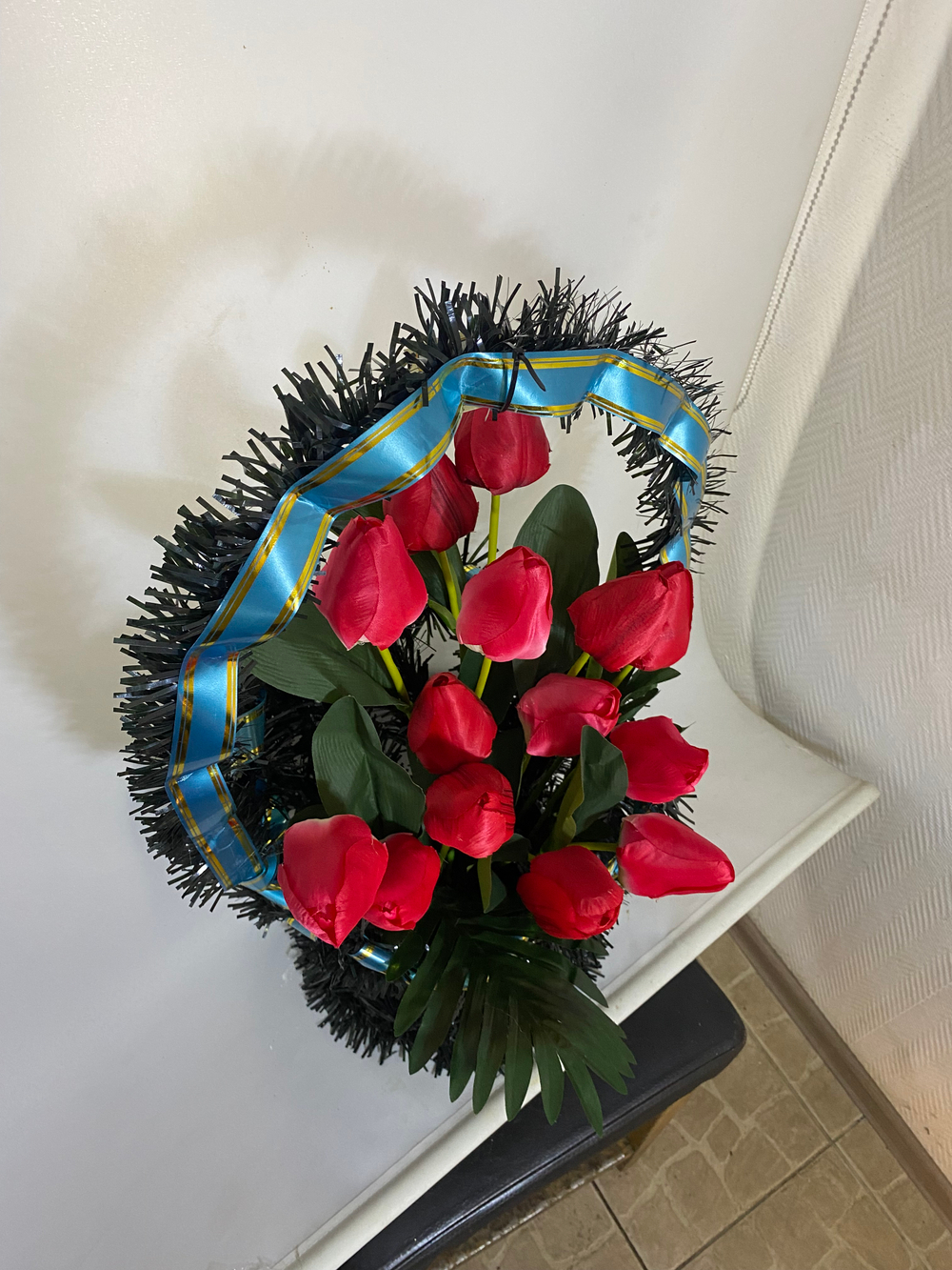 Корзина красные тюльпаны 50 см