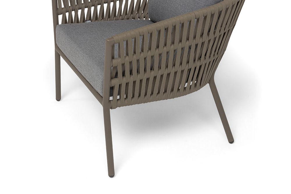 "Комо" кресло плетеное из роупа, каркас алюминий бежево-серый (RAL7006) муар, роуп серо-коричневый 23мм, ткань темно-серая 027