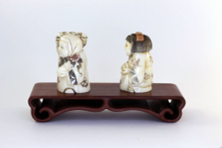 Сет нэцкэ Дзюродзин и Фукурокудзю на подставке