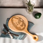 Деревянная разделочная доска из древесины сибирского кедра для хлеба с гравировкой RD46