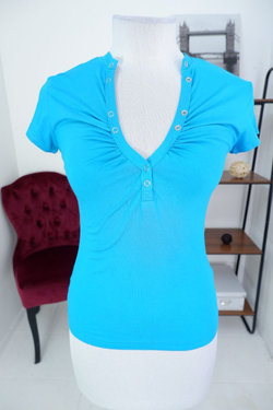 Футболка с декольте яркая 42 размер