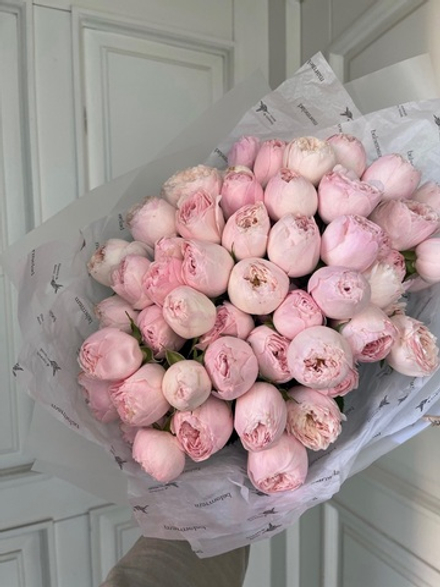 Букет из кустовой пионовидной розы