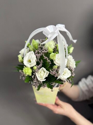 Сумочка с белыми эустомами