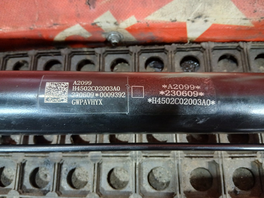 Цилиндр подъема кабины левый 2023г.