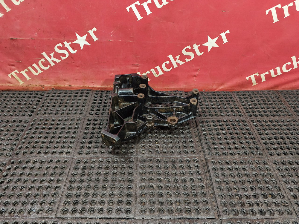 Кронштейн буксировочный правый