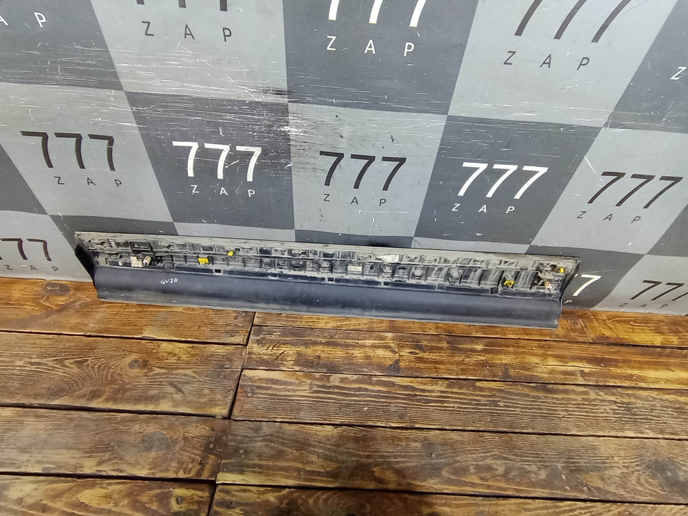 Накладка двери передней правой Genesis GV70 20-нв Б/У Оригинал 87722AR010