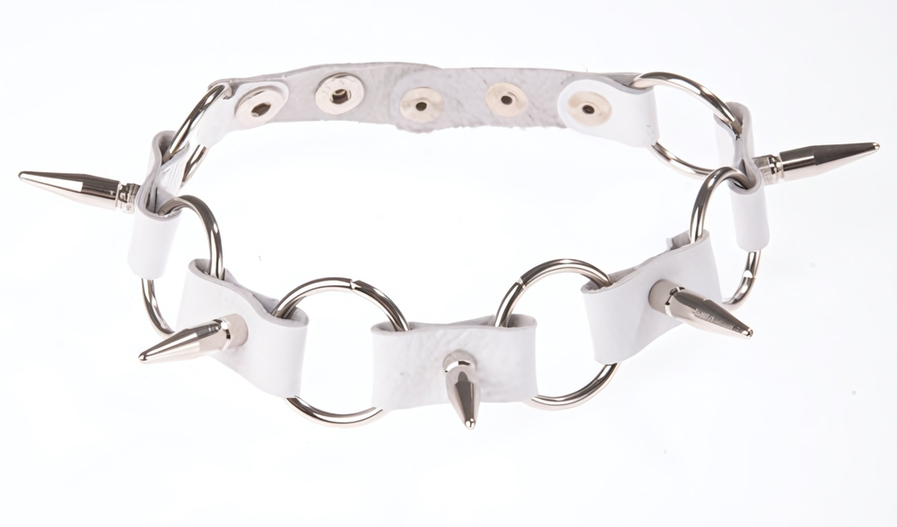 Белый кожаный ошейник с кольцами и шипами (Цвет: белый)