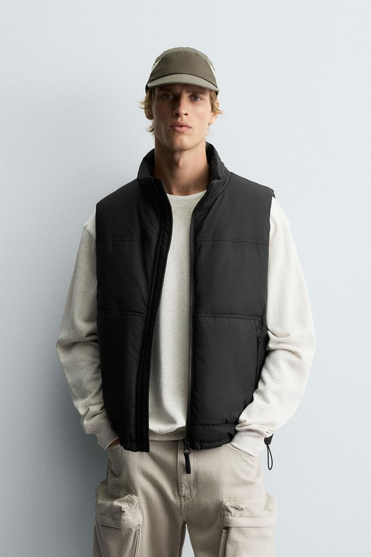 ZARA ПРОРЕЗИНЕННЫЙ СТЕГАНЫЙ ЖИЛЕТ, ЧЕРНЫЙ