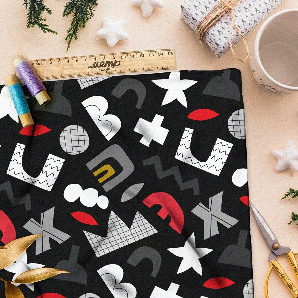Ткань атлас геометричные контрастные символы на чёрном фоне