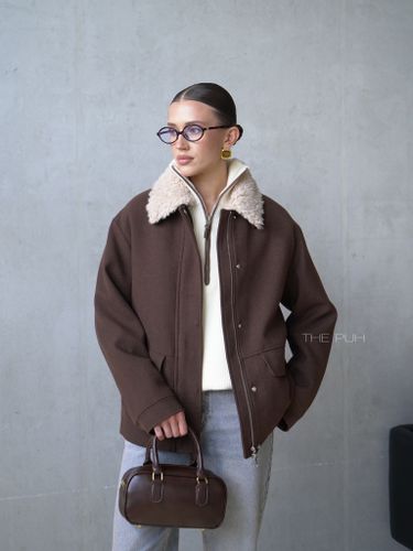 Шоколадная куртка с меховым воротником