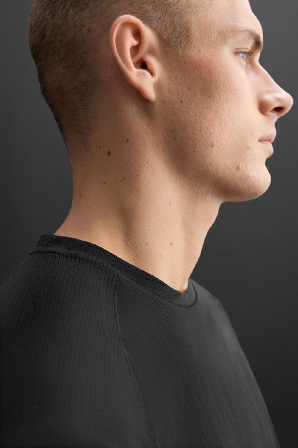 ZARA ПЕРФОРИРОВАННАЯ СПОРТИВНАЯ ФУТБОЛКА, ЧЕРНЫЙ