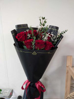 Букет бордовых роз с лимониумом