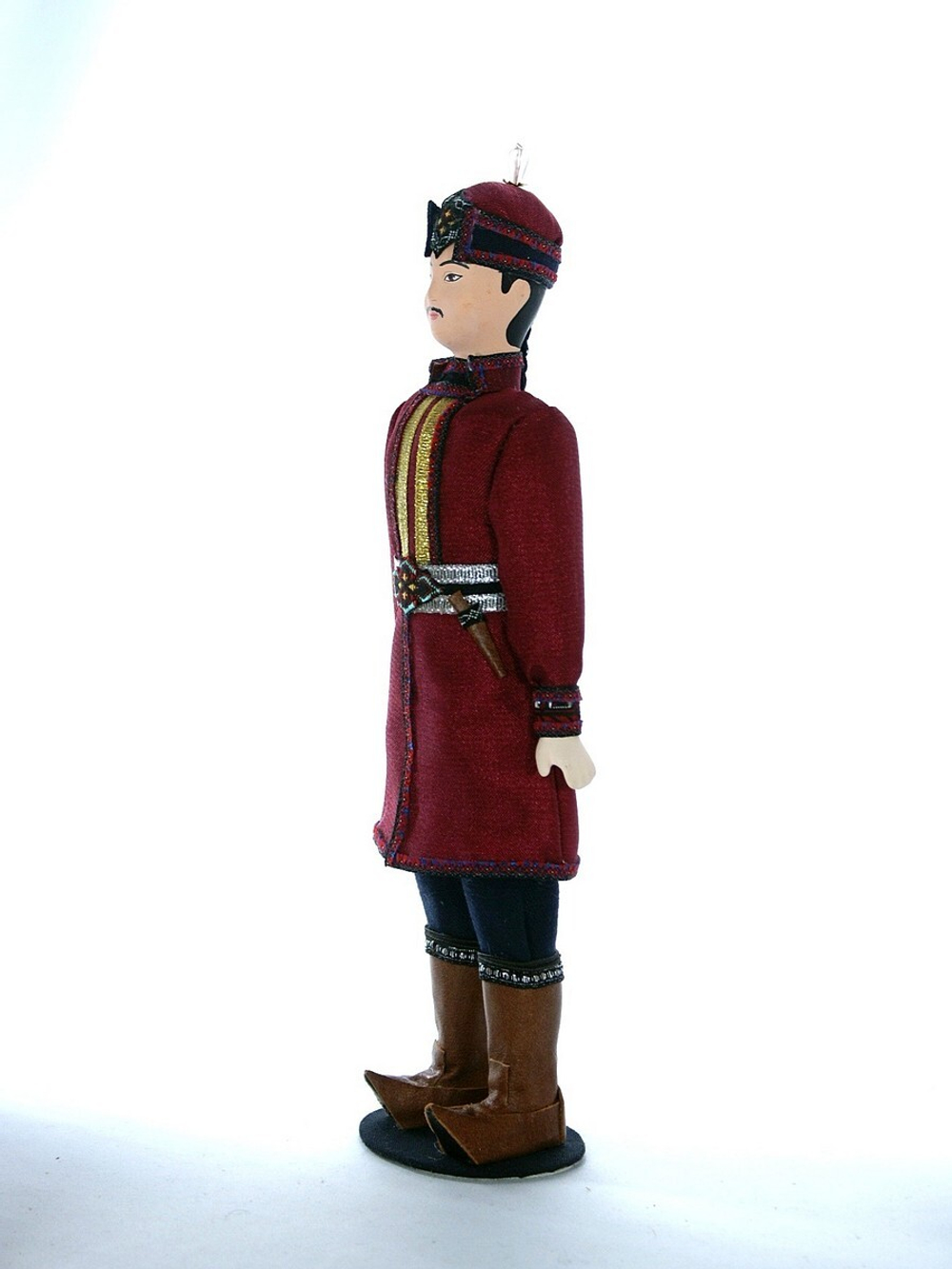 Кукла сувенирная фарфоровая. Астраханская губ. Калмыцкий праздничный мужской костюм. К.18-н.19 в.