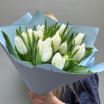 Букет из 15 белых тюльпанов в голубом оформлении