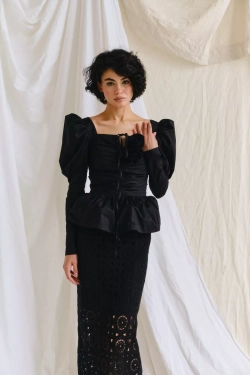 Топ с вырезом "каре" и баской