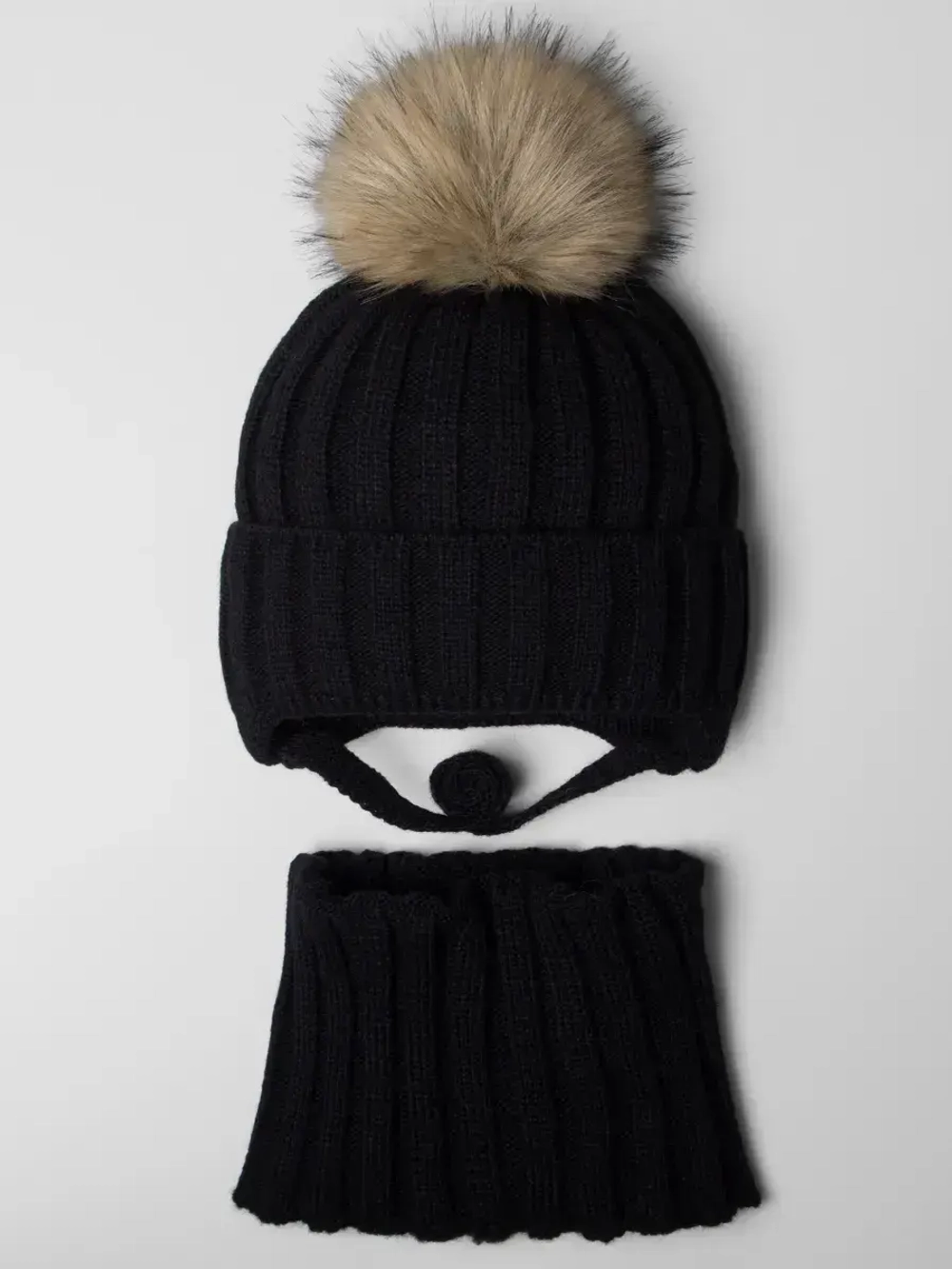 Шапка детская с помпоном на завязках