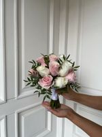 Свадебный букет из одноголовых роз и зелени