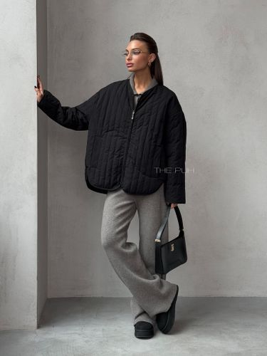 Женская стеганая куртка черного цвета